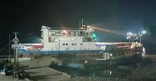 ঝড়-বৃষ্টিতে পাটুরিয়া-দৌলতদিয়ায় ফেরি চলাচল বন্ধ